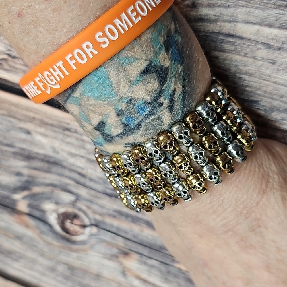 NEW UNISEX SKULL MULTI-ROW GOLD & SILVER TONE STRETCH BRACELET - Picture 9 of 10